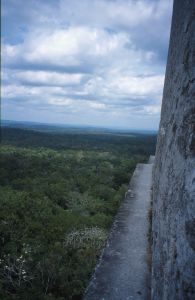 Exponovaný traverz na pyramidě v Tikalu